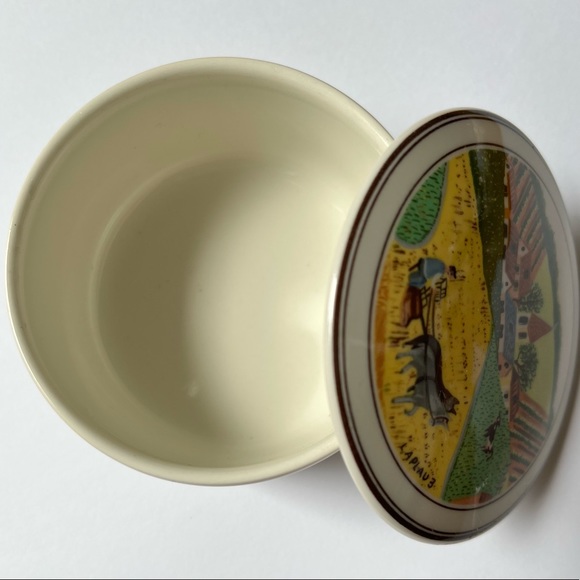 Cute dish with lid; farmhouse decor. Dishwasher safe. Made in Luxembourg - Picture 7 of 9